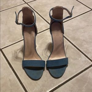 Hardly worn! True to size!